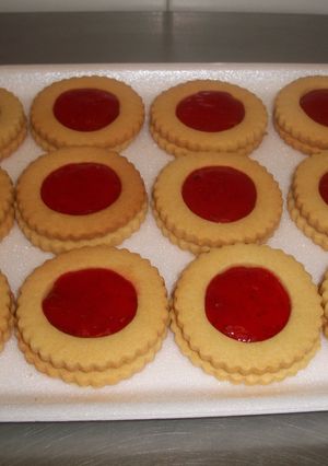 Una foto de Galletas solecitos de jalea de fresa