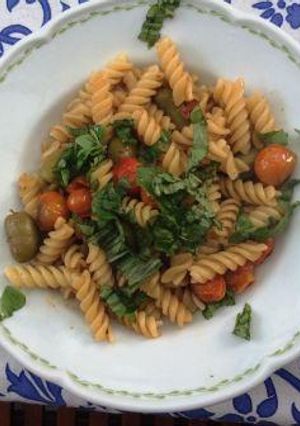 Una foto de Pasta con olivas y anchoa