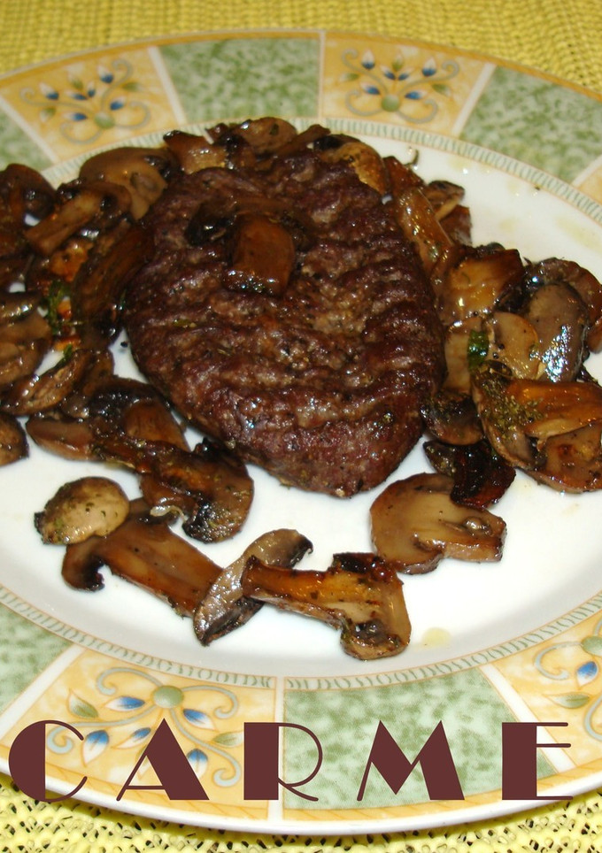 Una foto de Hamburguesas asadas con champiñones