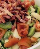 Ensalada templada de pera, nueces y bacon