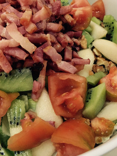 Una foto de Ensalada templada de pera, nueces y bacon