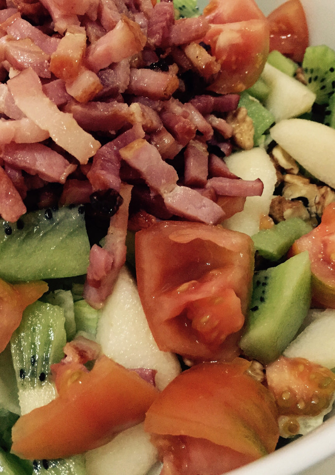 Una foto de Ensalada templada de pera, nueces y bacon
