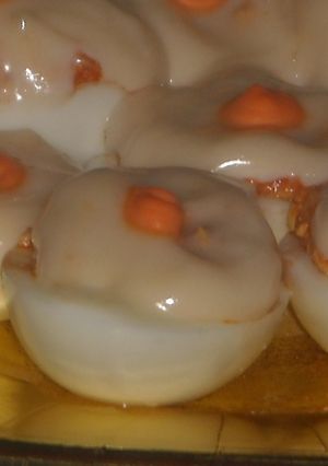 Una foto de Huevos rellenos de atún y tomate frito