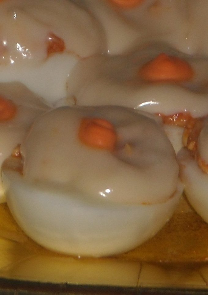 Una foto de Huevos rellenos de atún y tomate frito