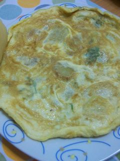 Una foto de Tortilla de patatas con toque al perejil