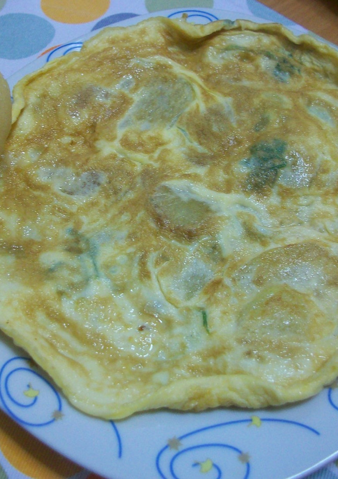 Una foto de Tortilla de patatas con toque al perejil