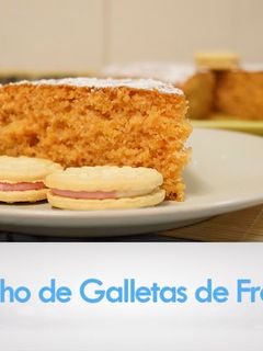 Una foto de Bizcocho de galleta de fresa y nata
