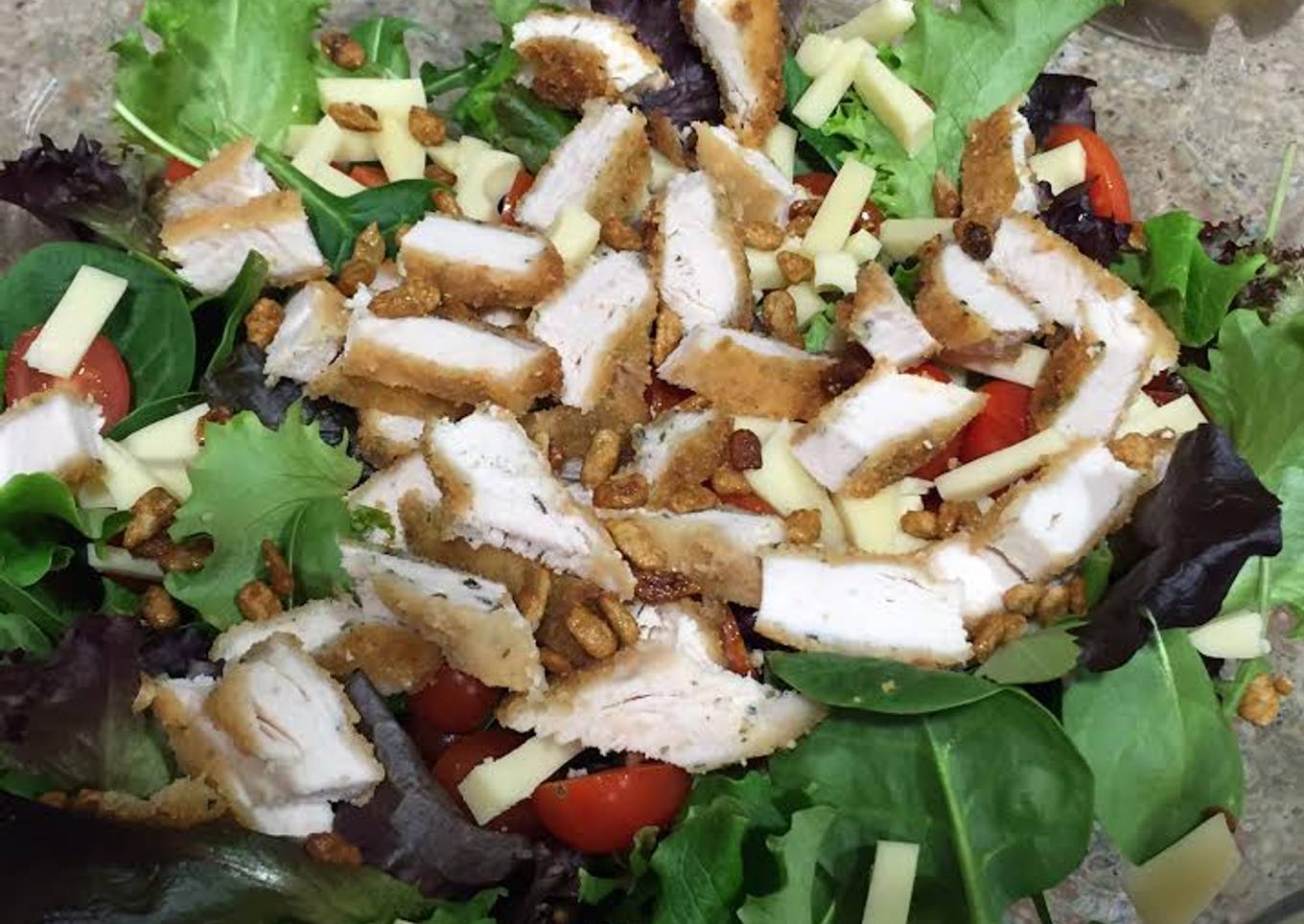 Ensalada con sobras de milanesa de pollo