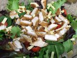 Ensalada con sobras de milanesa de pollo