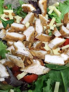 Una foto de Ensalada con sobras de milanesa de pollo