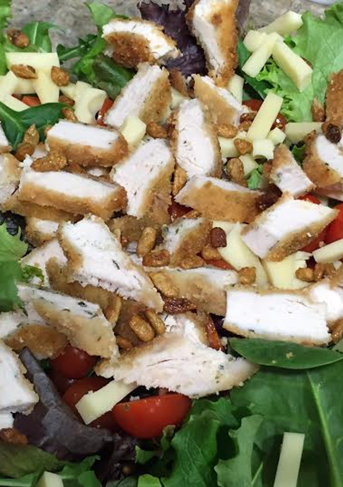 Una foto de Ensalada con sobras de milanesa de pollo