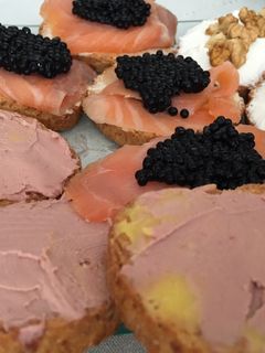 Una foto de Canapés variados salados