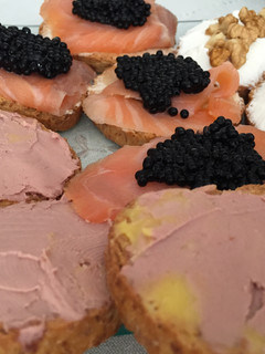 Una foto de Canapés variados salados