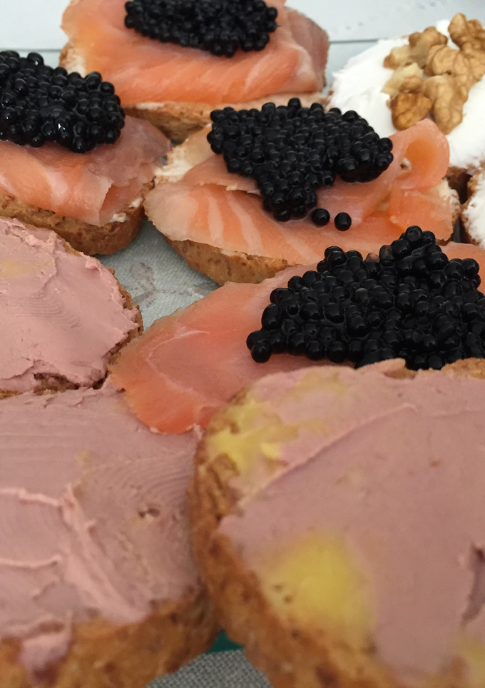 Una foto de Canapés variados salados