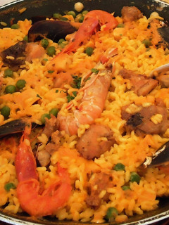 Una foto de Paella mixta (pollo, cerdo, conejo, verduras y mariscos)