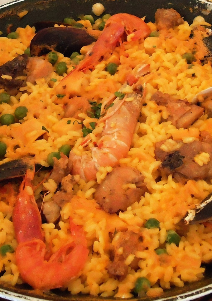 Una foto de Paella mixta (pollo, cerdo, conejo, verduras y mariscos)