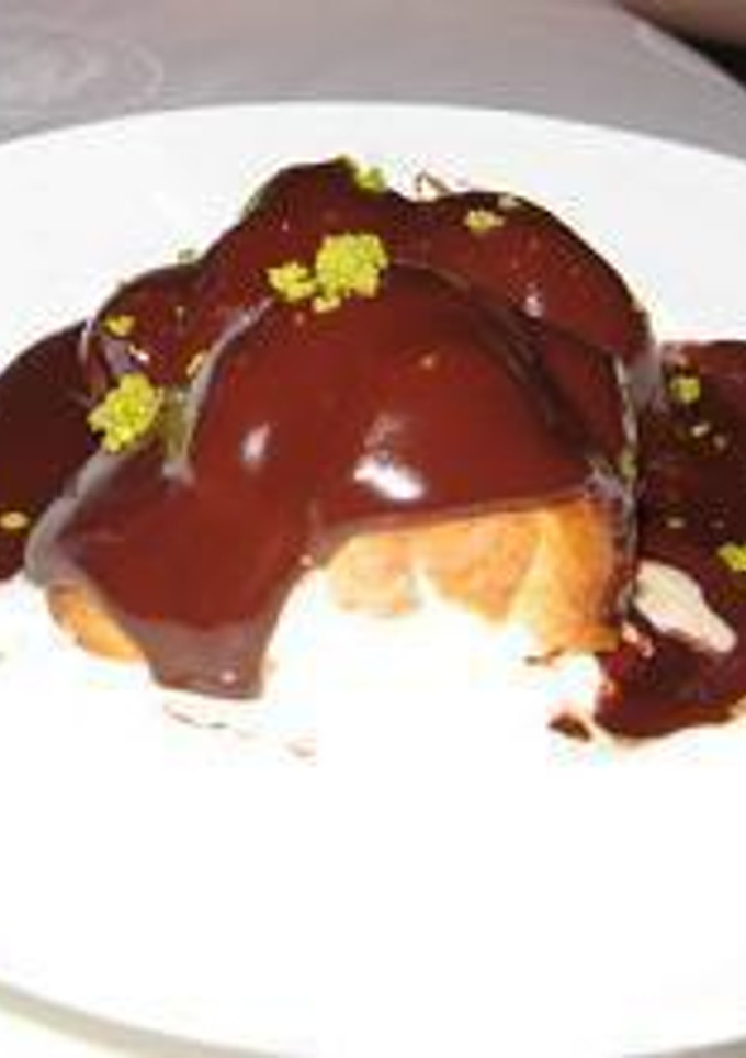 Una foto de Profiteroles con chocolate