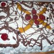 Torta con merengue, duraznos, chocolate y cerezas