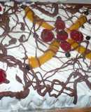Torta con merengue, duraznos, chocolate y cerezas