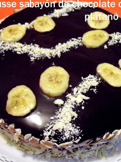 Una foto de Tarta mousse sabayón de chocolate con limón, plátano y coco