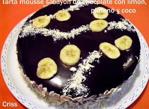 Una foto de Tarta mousse sabayón de chocolate con limón, plátano y coco