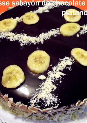 Una foto de Tarta mousse sabayón de chocolate con limón, plátano y coco