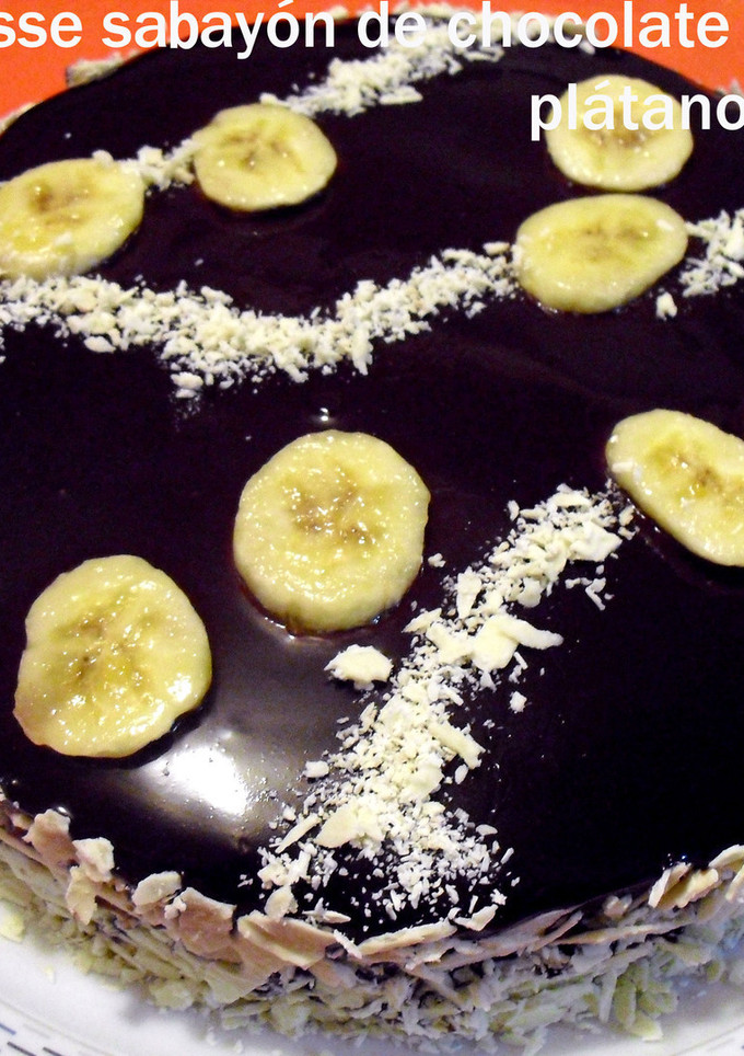 Una foto de Tarta mousse sabayón de chocolate con limón, plátano y coco