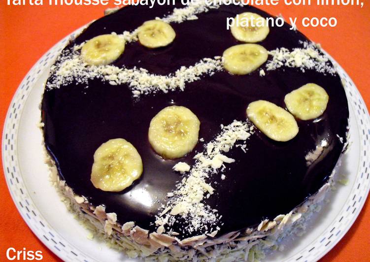 Tarta mousse sabayón de chocolate con limón, plátano y coco