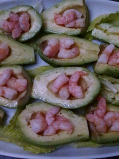 Una foto de Aguacates rellenos de gambas