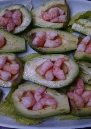 Una foto de Aguacates rellenos de gambas