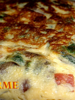 Una foto de Tortilla de espinacas y setas con jamón