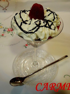 Una foto de Copa de fresas, nata y chocolate