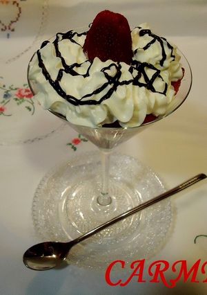 Una foto de Copa de fresas, nata y chocolate