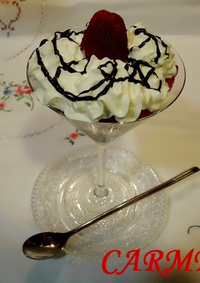 Una foto de Copa de fresas, nata y chocolate