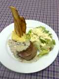 Filet Mignon Funghi con crocante de yuca y ensalada cesar