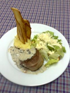 Una foto de Filet Mignon Funghi con crocante de yuca y ensalada cesar