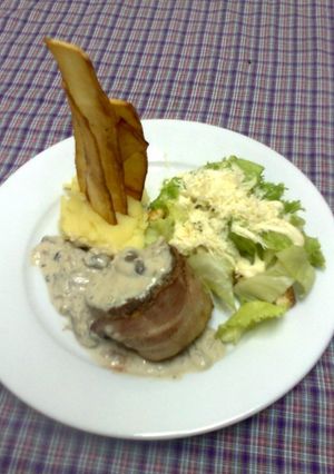 Una foto de Filet Mignon Funghi con crocante de yuca y ensalada cesar