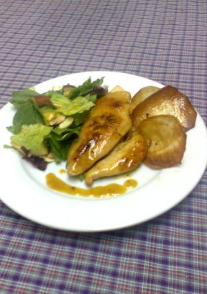 Una foto de Suprema de pollo a la maracuya y Chips de papa