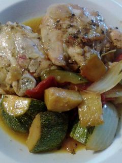 Una foto de Muslos de pollo al limón con verduras y ensalada