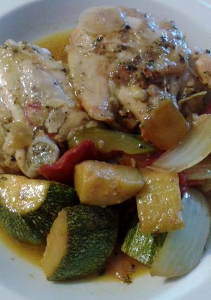 Una foto de Muslos de pollo al limón con verduras y ensalada