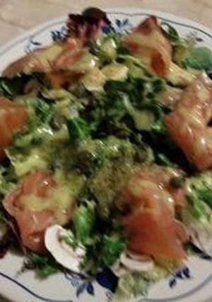 Una foto de Ensalada con salmón ahumado (Key)