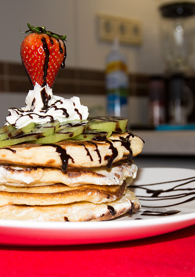 Una foto de Tortitas con chocolate y fruta