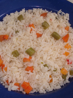 Una foto de Arroz blanco con un toque de color