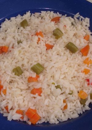 Una foto de Arroz blanco con un toque de color