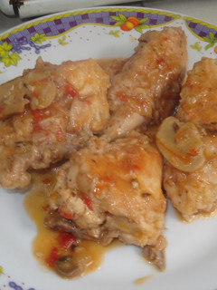 Una foto de Pollo enharinado con tomate