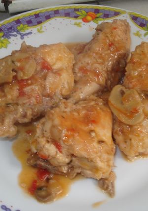 Una foto de Pollo enharinado con tomate