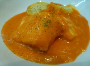 Una foto de Bacalao con tomate y patatas cocidas