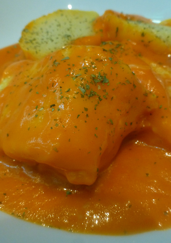 Una foto de Bacalao con tomate y patatas cocidas