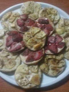 Una foto de Mini pizzetas de manzana y de fresones con canela