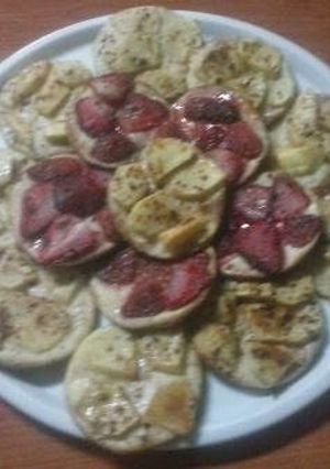 Una foto de Mini pizzetas de manzana y de fresones con canela